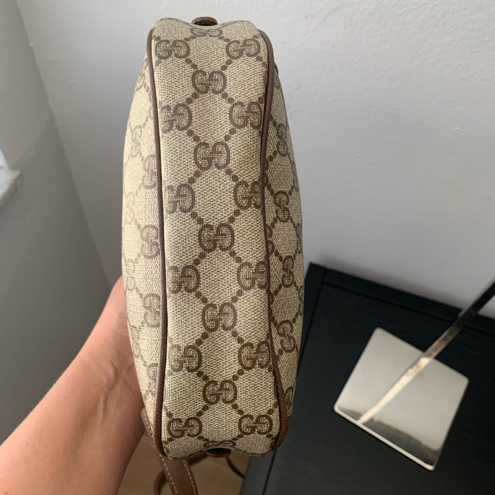 (28) GUCCI 70s Oval Crossbody - Picture 8 of 10